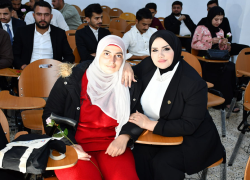 كلية النباتات الطبية والصناعية تستقبل طلبة المرحلة الأولى بالورد وترحيب علمي مميز