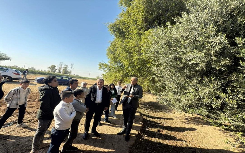 كلية النباتات الطبية والصناعية تنظم محاضرة ميدانية لتطوير مهارات الشباب الريفي في خدمة بساتين الفاكهة والزيتون بمحافظة كركوك
