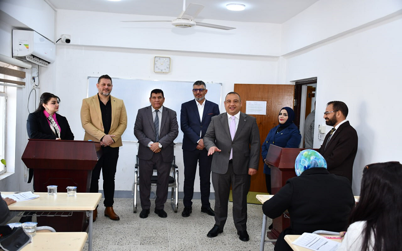 عميد كلية النباتات الطبية والصناعية يتفقد القاعة الامتحانية لطلبة الدراسات العليا (الماجستير) الدفعة الثانية