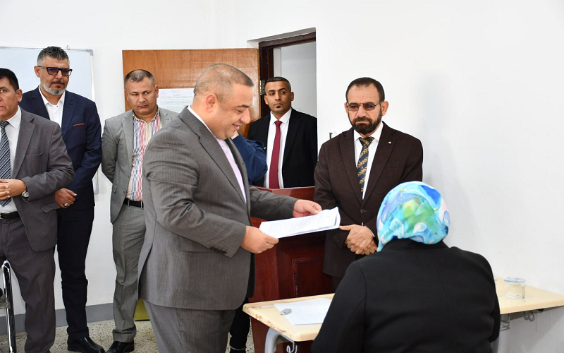 عميد كلية النباتات الطبية والصناعية يتفقد القاعة الامتحانية لطلبة الدراسات العليا (الماجستير) الدفعة الثانية