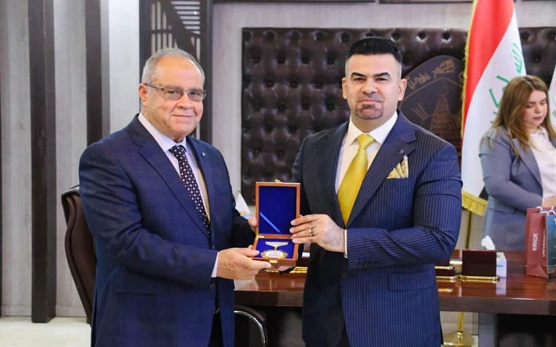 تكريم درع الابداع والتميز 