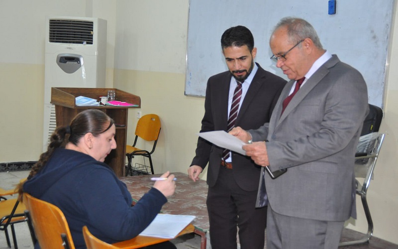 تفقد السيد عميد الكلية أ.م.د.عصام هادئ الصالحي القاعات الامتحانية في الكلية