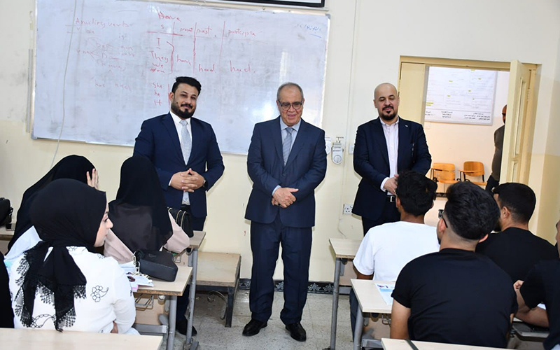 جولة تفقدية لعميد كلية الإدارة والاقتصاد لمتابعة جاهزية القاعات الدراسية لاستقبال العام الدراسي الجديد