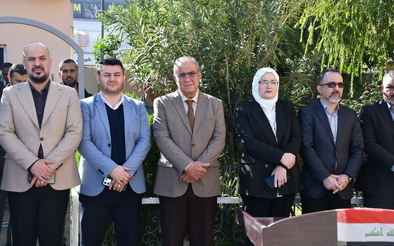 وقفة تابينيه وقراءة سورة الفاتحة لروح المغفور له السيد (علي ابراهيم عبد الرزاق) احد موظفي الكلية 