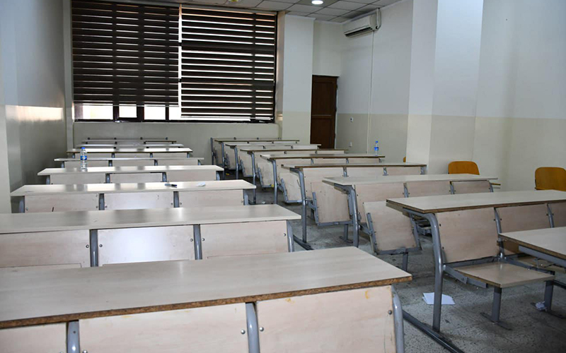 تهيئة القاعات الامتحانية لامتحانات الكورس الأول (نصف السنة)