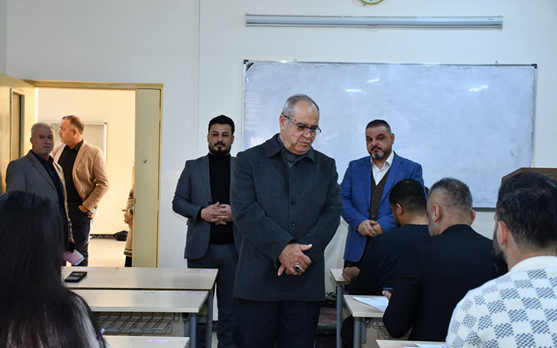 عميد كلية الإدارة والاقتصاد يتفقّد القاعات الامتحانية لمتابعة سير الامتحانات النهائية