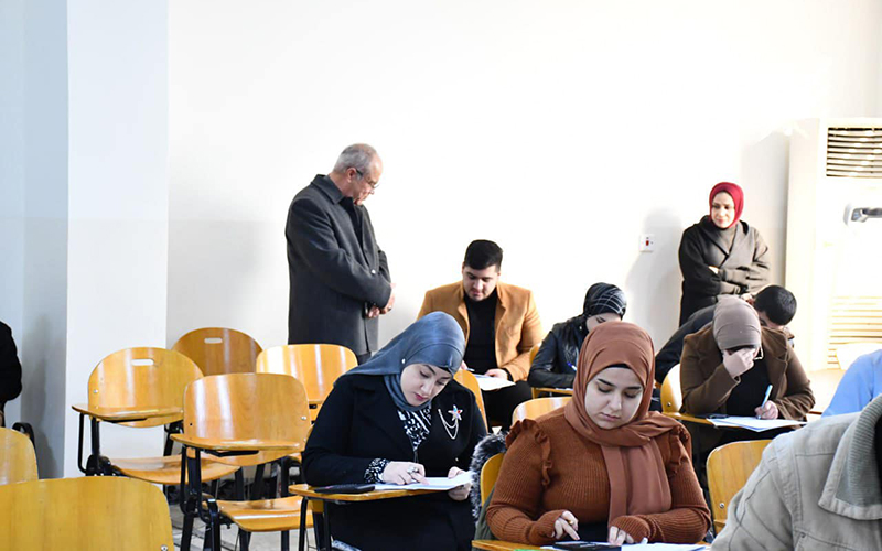 عميد كلية الإدارة والاقتصاد يتفقّد القاعات الامتحانية لمتابعة سير الامتحانات النهائية