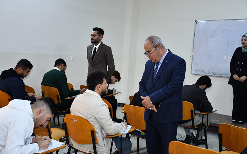 استمرار الامتحانات النهائية في كلية الإدارة والاقتصاد وسط متابعة وإشراف عميد الكلية