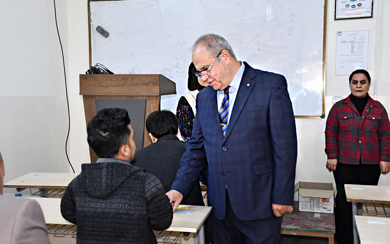 استمرار الامتحانات النهائية في كلية الإدارة والاقتصاد وسط متابعة وإشراف عميد الكلية