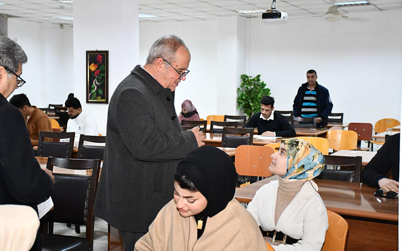 زيارة تفقدية من قبل السيد العميد للقاعات الامتحانية