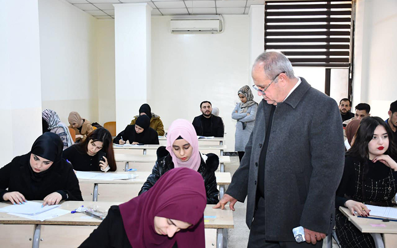 زيارة تفقدية من قبل السيد العميد للقاعات الامتحانية