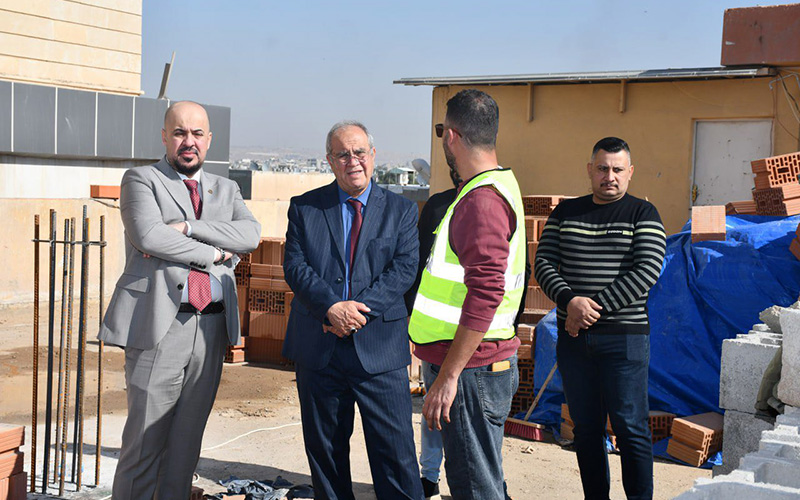 عميد كلية الإدارة والاقتصاد يتفقد الأبنية ويؤكد على سرعة إنجاز القاعات الدراسية