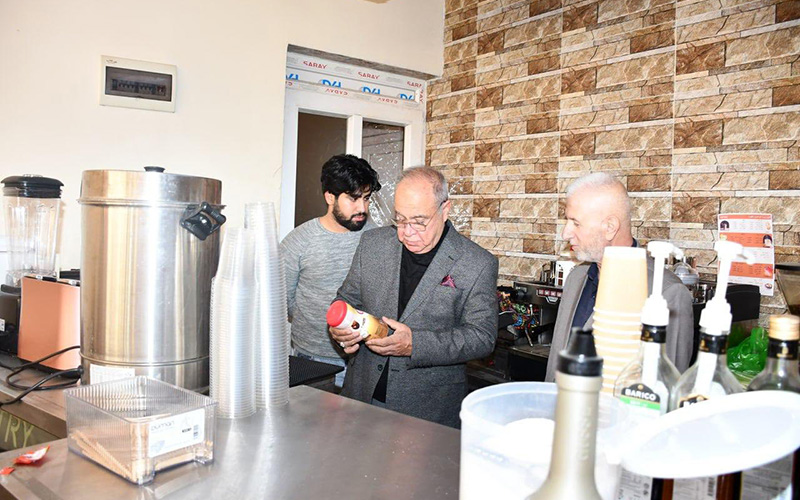 عميد كلية الإدارة والاقتصاد يطلع على خدمات الكافتيريا ويؤكد جودة الخدمات الطلابية