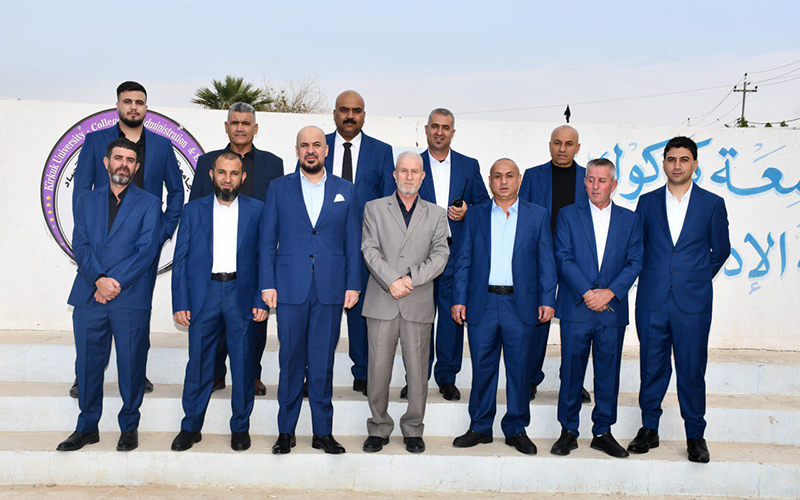 صور جماعية لشعبة المتابعة بحضور عميد كلية الإدارة والاقتصاد