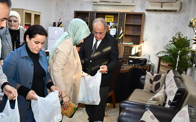 كلية الإدارة والاقتصاد توزّع سلال غذائية لدعم الطلبة والعاملين