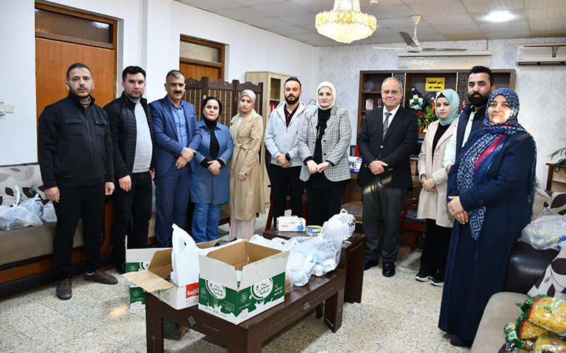 كلية الإدارة والاقتصاد توزّع سلال غذائية لدعم الطلبة والعاملين