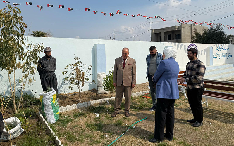 حملة تطوعية لتهيئة الحدائق داخل الكلية