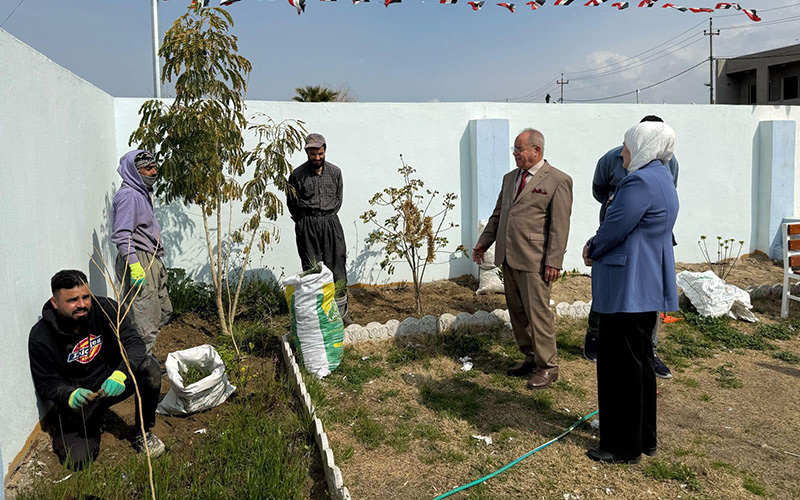 حملة تطوعية لتهيئة الحدائق داخل الكلية
