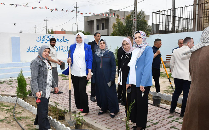 حملة التشجير لتعزيز الاستدامة البيئية في كلية الإدارة والاقتصاد