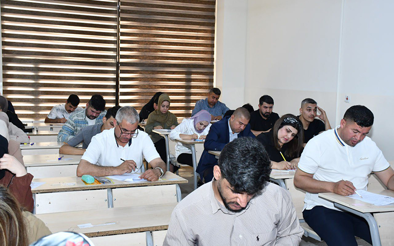 جولة تفقدية من قبل السيد العميد للقاعات الامتحانية