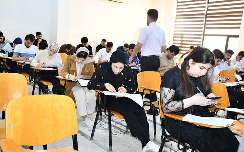 عميد كلية الإدارة والاقتصاد يتفقد القاعات الامتحانية للاطلاع على سير الامتحانات النهائية