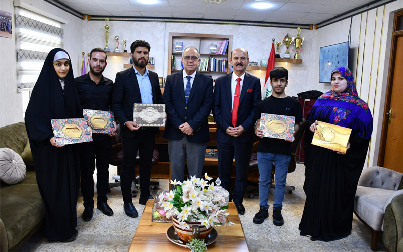 تكريم للطلبة من قبل عمادة كلية الادارة والاقتصاد