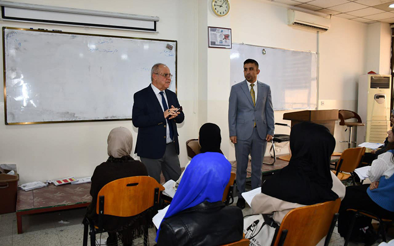 عميد كلية الإدارة والاقتصاد يتفقَّد القاعات الدراسية لمتابعة سير العملية التعليمية