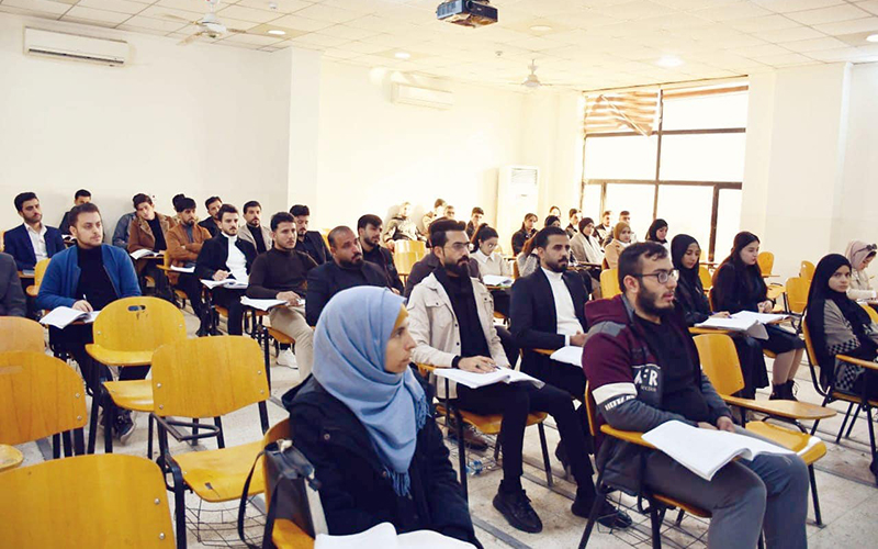 عميد كلية الإدارة والاقتصاد يتفقَّد القاعات الدراسية لمتابعة سير العملية التعليمية