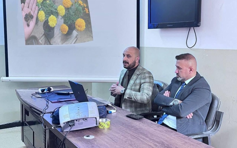 تدريسي من جامعة كركوك يحاضر في مشاهدة حقلية عن كيفية زراعة وخدمة نباتات الزينة وأزهار القطف 
