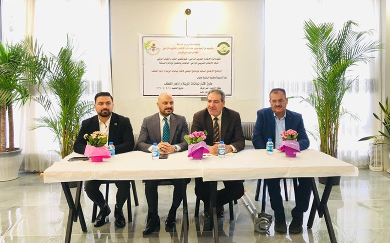 تدريسي من جامعة كركوك يحاضر في دورة تدريبية وظيفية عن طرق إكثار نباتات الزينة