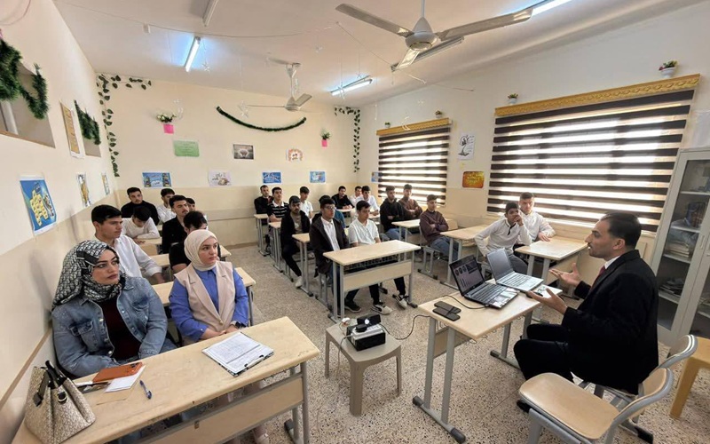 تدريسي من جامعة كركوك يحاضر في ندوة إرشادية عن دور الغطاء النباتي في مكافحة التصحر وتقليل التلوث