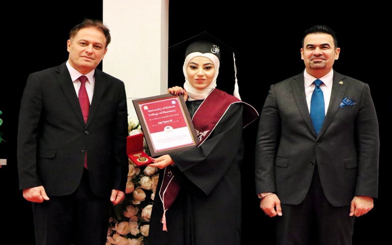في مشهدٍ يجسّد التزامهم بالقيم الأخلاقية .. طلبة صيدلة جامعة كركوك يرددون القَسَم الطبي والتخرج 