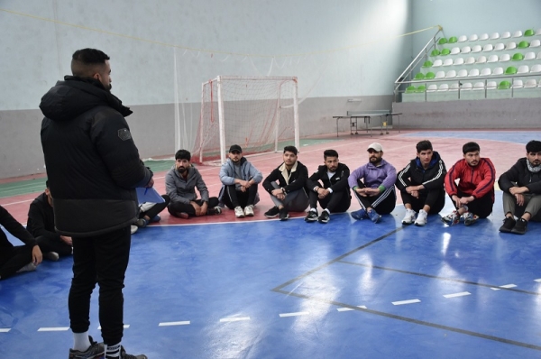 كلية التربية البدنية وعلوم الرياضة تقيم محاضرة عملية عن اساسيات الخطط الدفاعية لكرة اليد