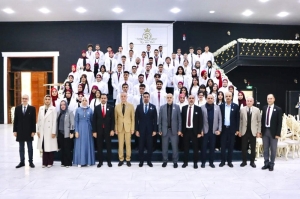 بمشاركة رئيس الجامعة.. طلبة كلية الطب ينطلقون في رحلتهم الطبية بحفل ارتداء المعطف الأبيض