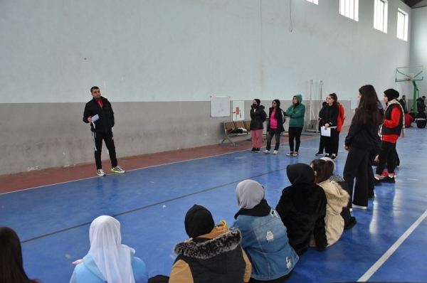 كلية التربية البدنية وعلوم الرياضة تقيم محاضرة عملية عن اساسيات الخطط الهجومية لكرة السلة