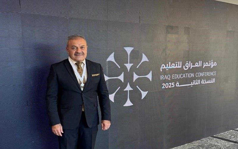 عميد كلية الآداب ...