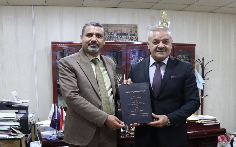 معاون العميد يهدي ...