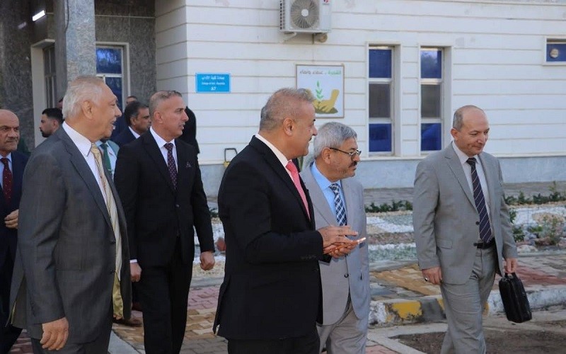 عميد كلية الآداب ...