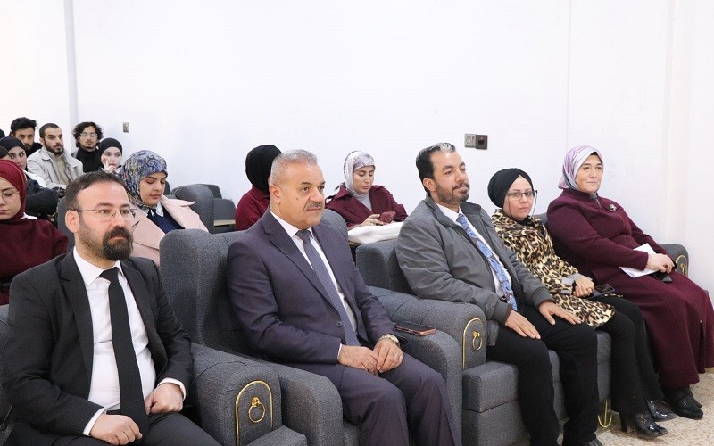 ندوة في كلية الآداب ...