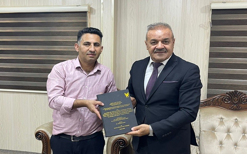 تدريسي يهدي اطروحته ...