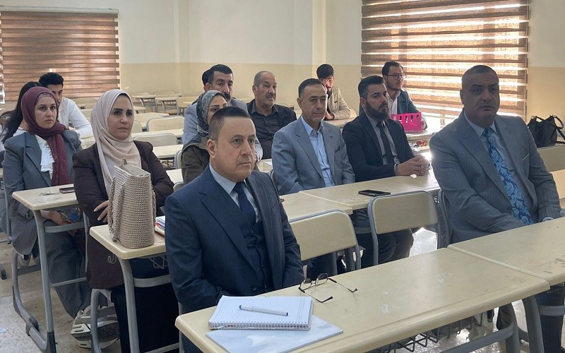 حلقة نقاشية في كلية ...