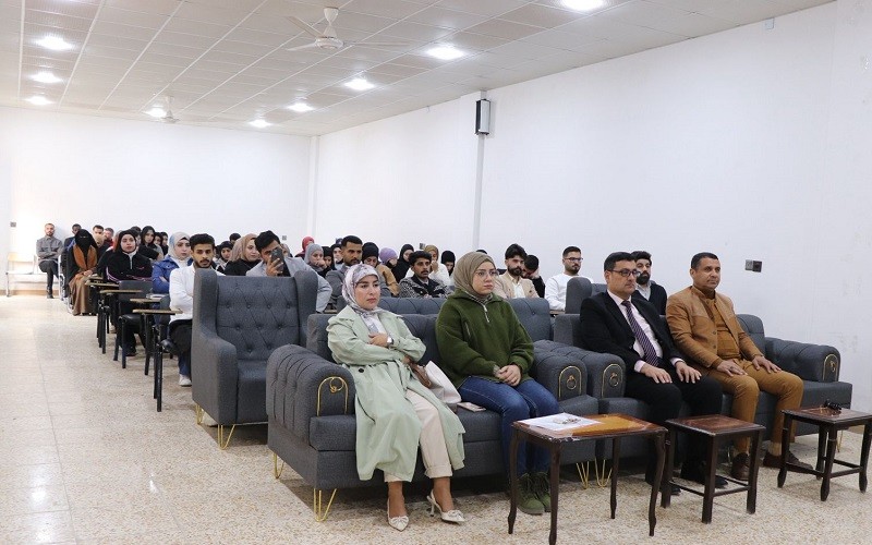 ندوة في كلية الآداب ...