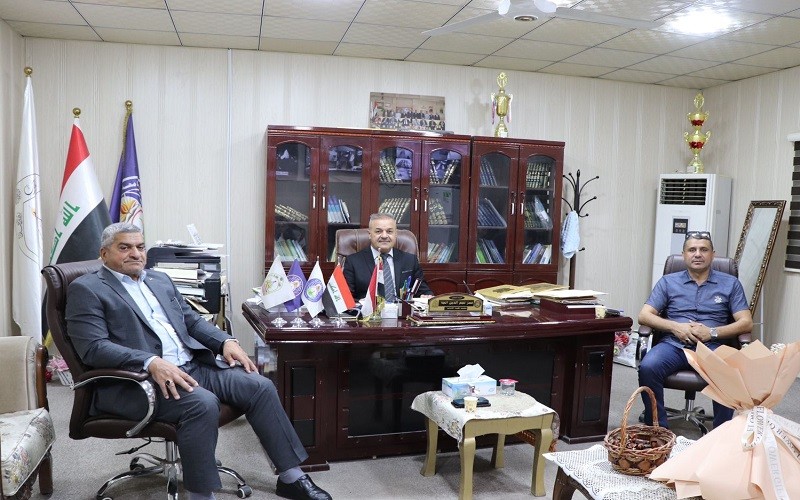 عميد كلية الآداب ...