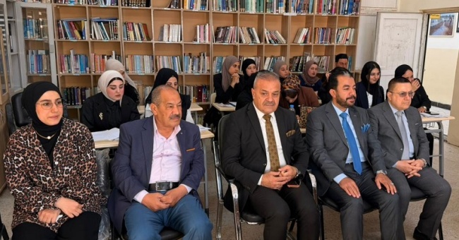 مناقشة بحوث تخرج طلبة المرحلة الرابعة في كلية الآداب