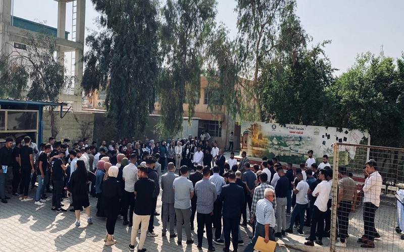 كلية الآداب تنظم وقفة تضامنية مع الشعب الفلسطيني