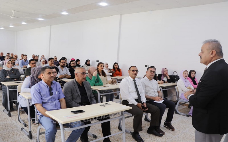  عميد كلية الآداب يجتمع بأعضاء الهيئة التدريسية تحضيرا للامتحانات النهائية 