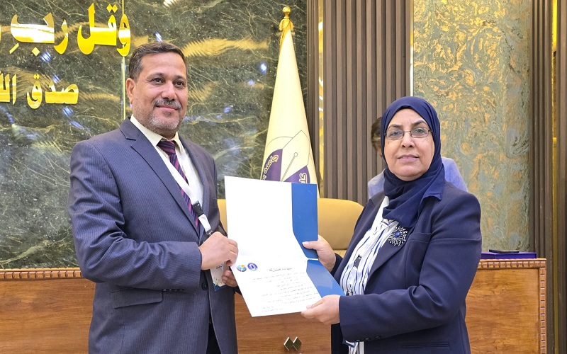 تدريسي من كلية الآداب يشارك بمؤتمر علمي