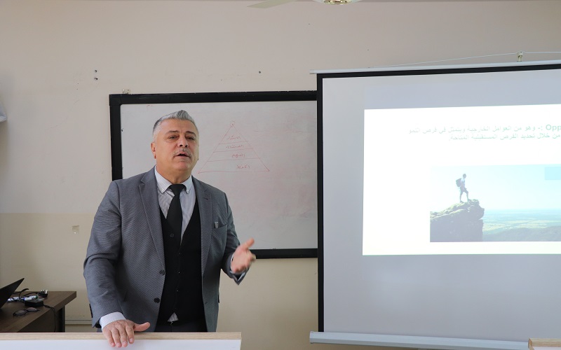 The Geography Department Holds a Seminar on SWOT in Education