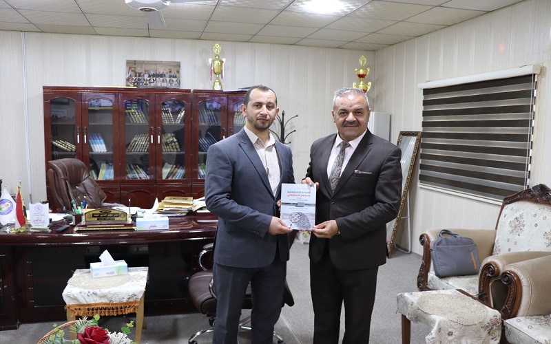 تدريسي في قسم الإعلام في كلية الآداب يؤلف كتاب منهجيا عن الصحافة الاستقصائية