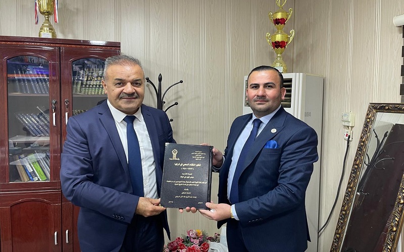 تدريسي بكلية الآداب يقدم اطروحته الى مكتبة الكلية